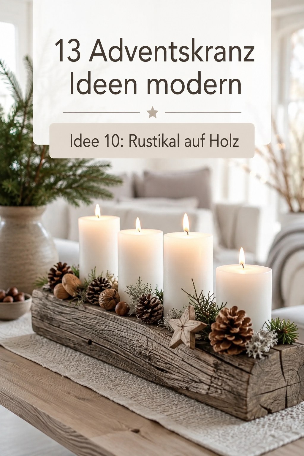 Rustikaler Adventskranz auf einem alten Holzbalken mit dicken weißen Kerzen und Zapfen