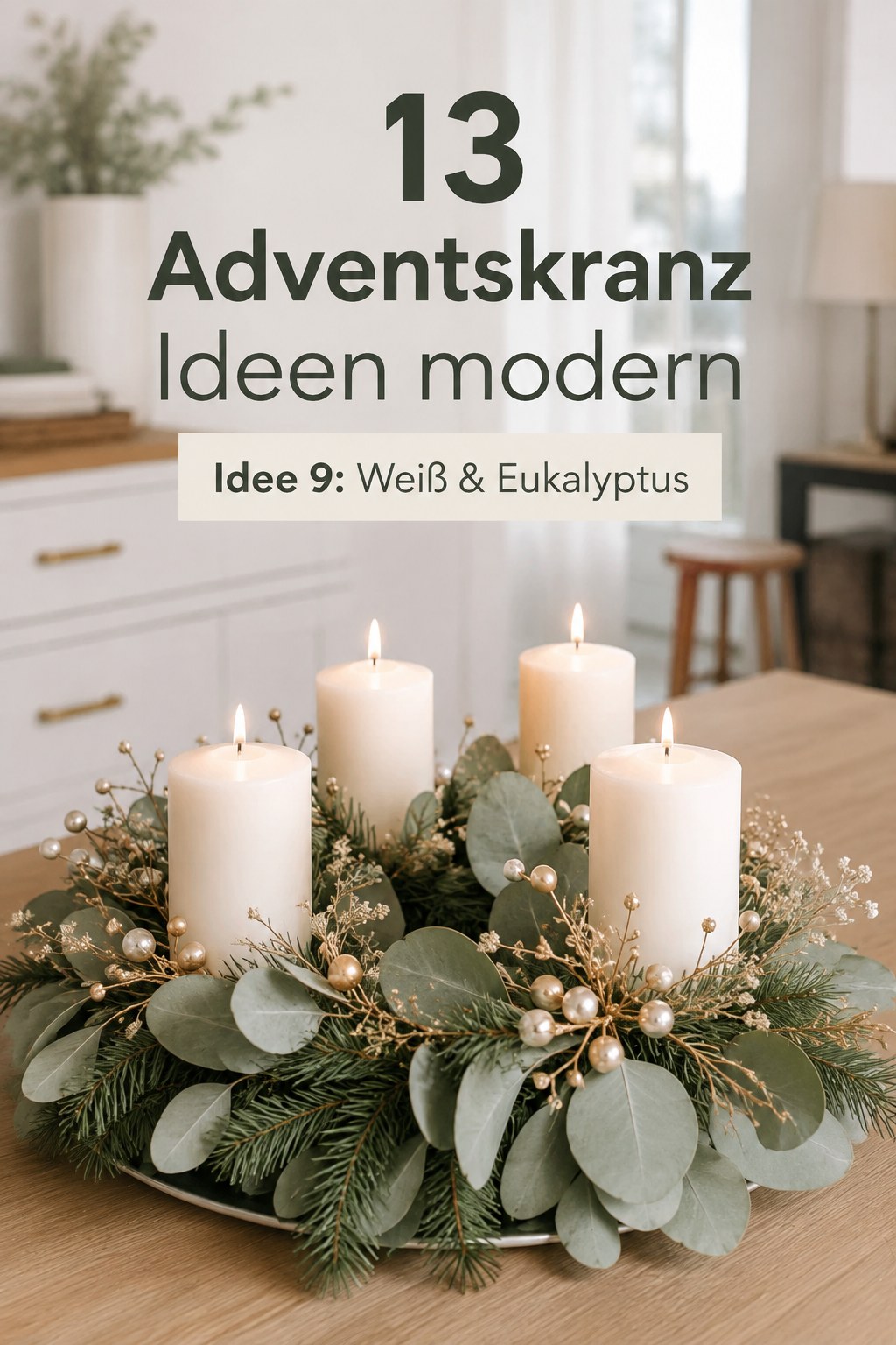 Weißer Adventskranz mit frischem Eukalyptus, Perlen und cremefarbenen Stumpenkerzen