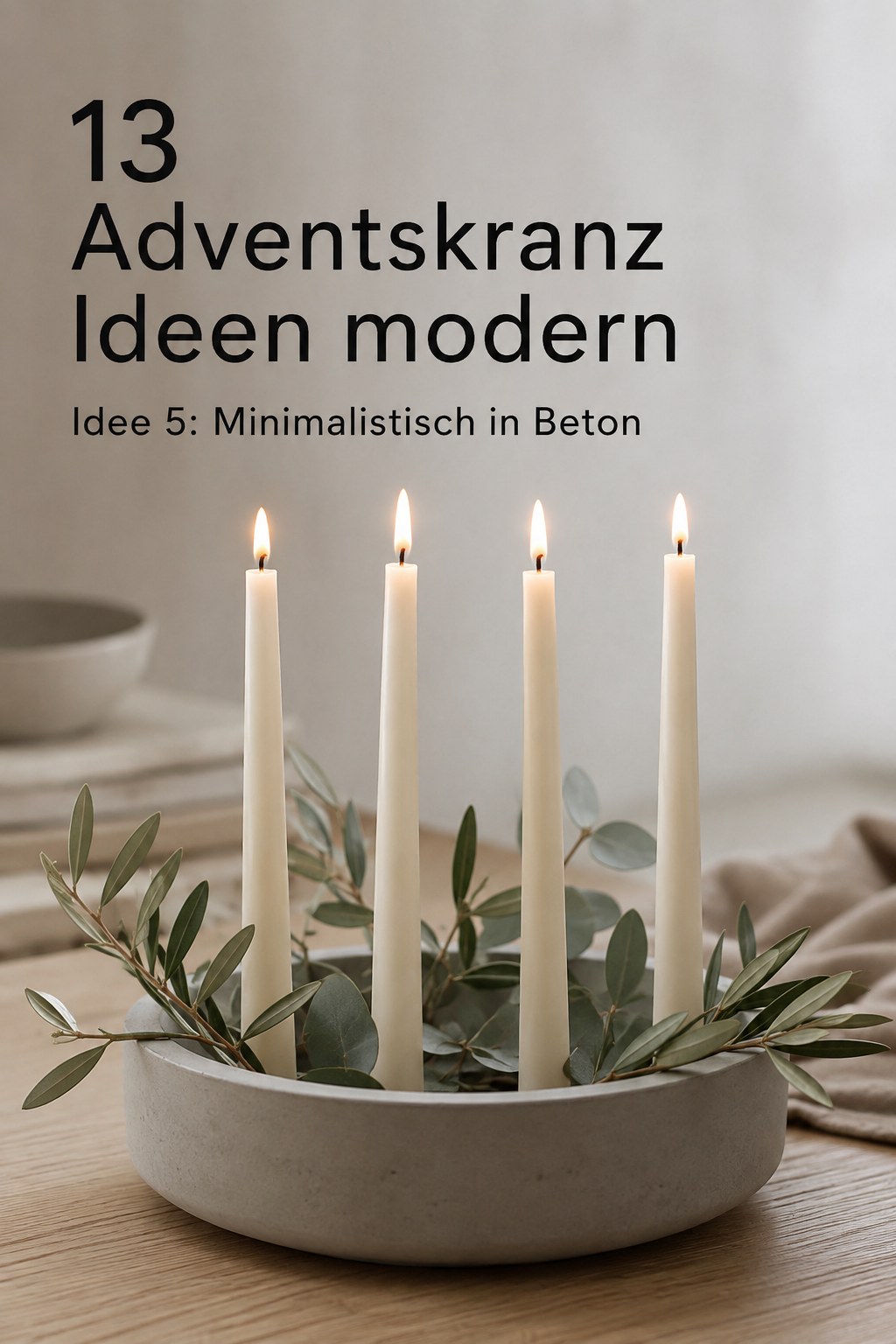 Minimalistischer Adventskranz in einer Beton-Schale mit schlanken Kerzen und Olivenzweigen