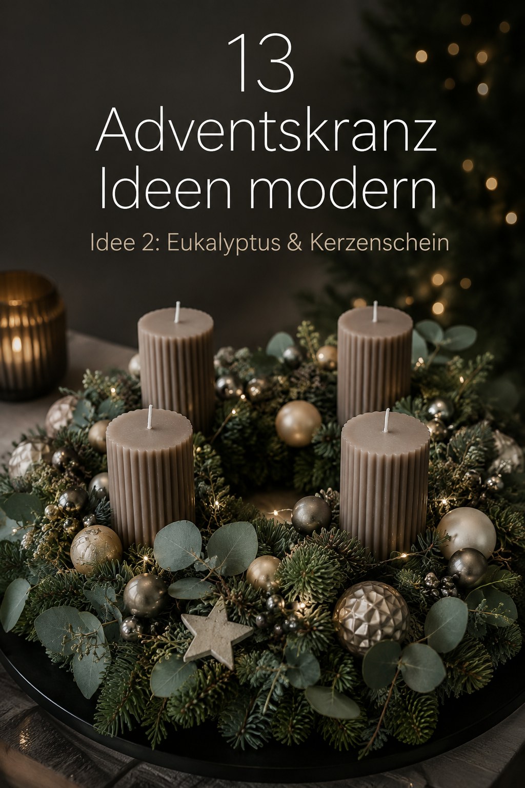 Moderner Adventskranz mit Eukalyptus, goldenen Kugeln und geriffelten Kerzen in Taupe