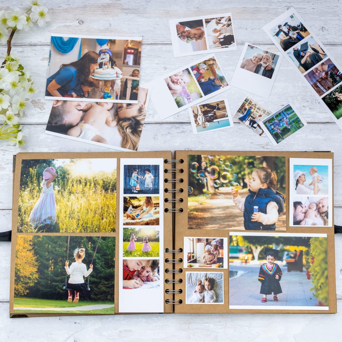 Familienalbum mit sortierten Erinnerungsfotos