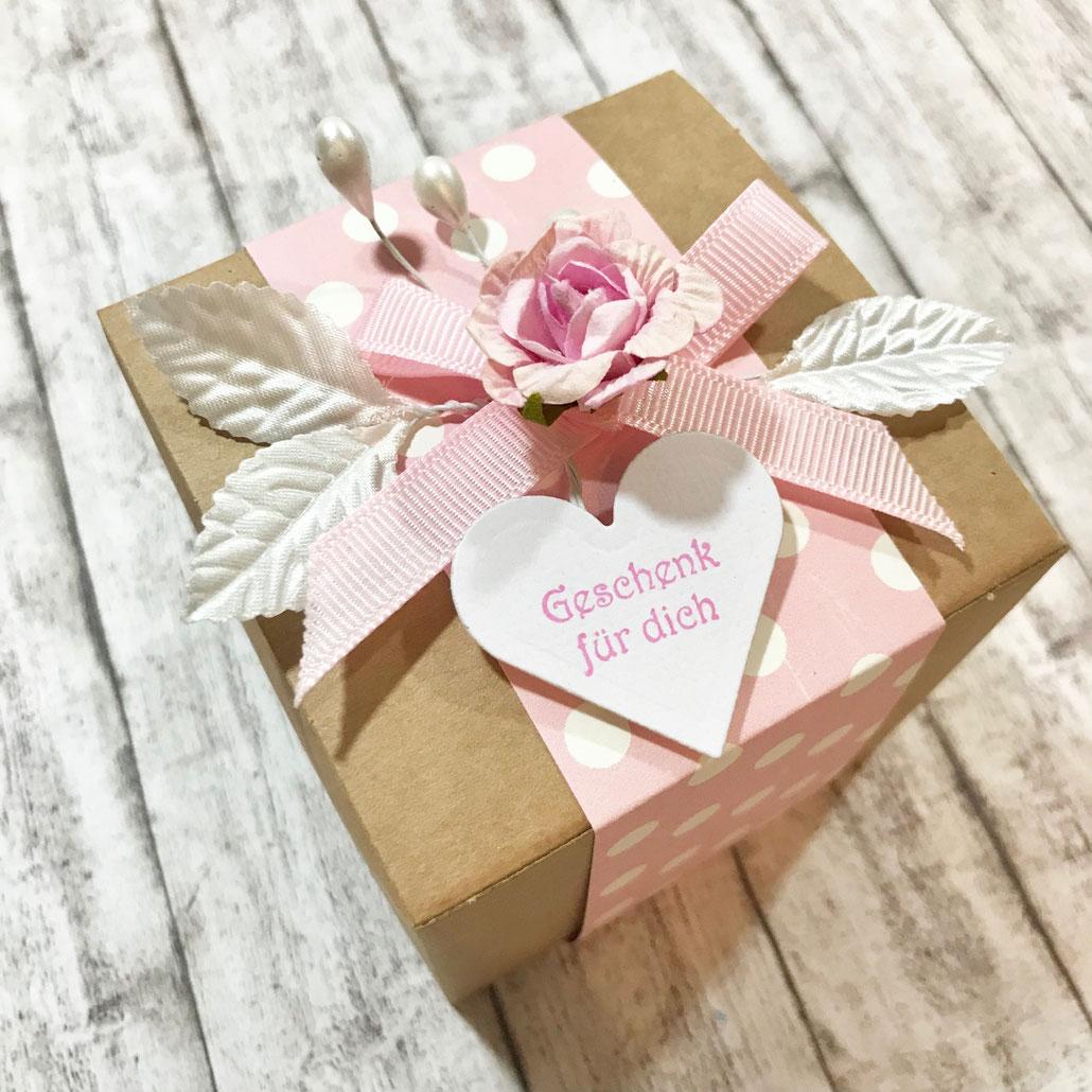 Dekorierte DIY Papier Geschenkbox