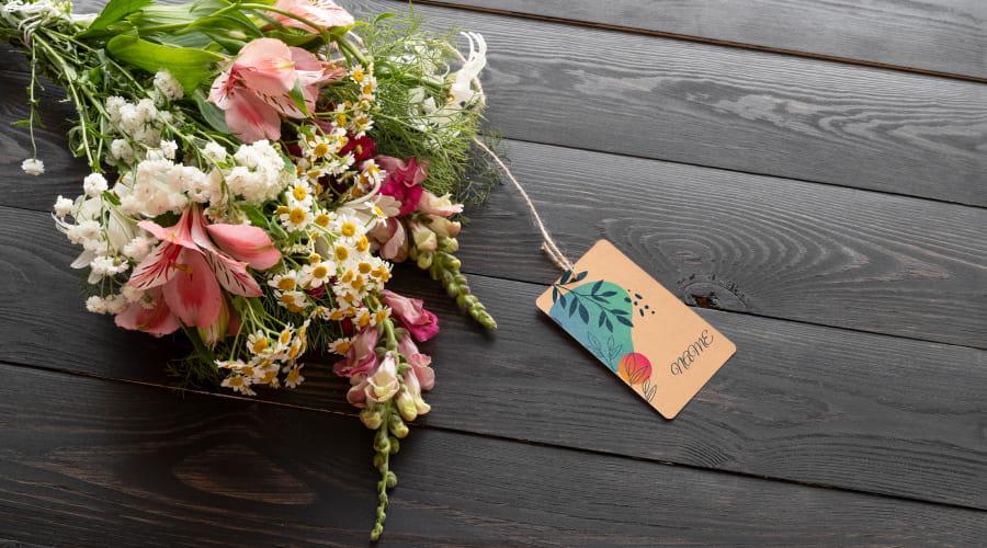 Blumenstrauß mit Geschenkanhänger