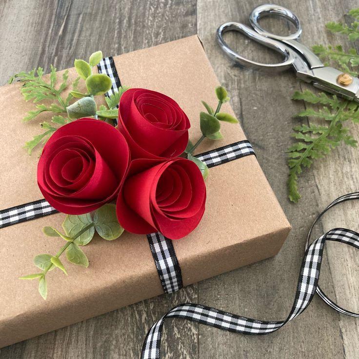 Dekoriertes Papierblumen Geschenk