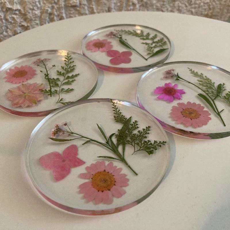 Epoxidharz Untersetzer mit Blüten und grünen Blättern