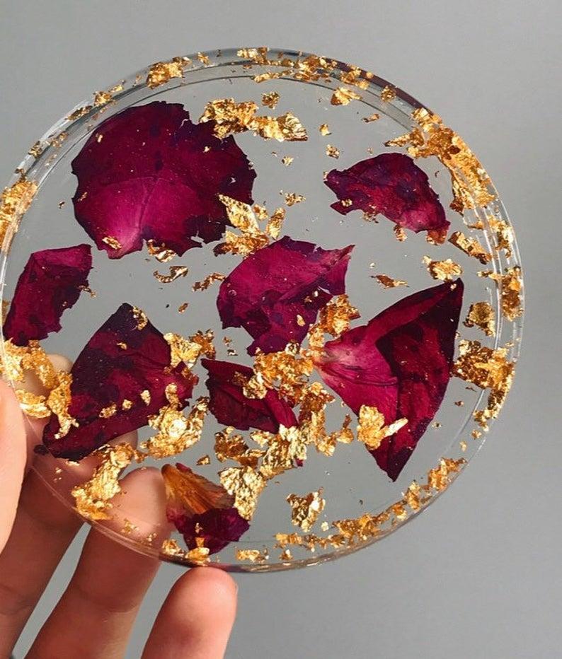 Klarer Epoxidharz Untersetzer mit getrockneten Rosenblüten