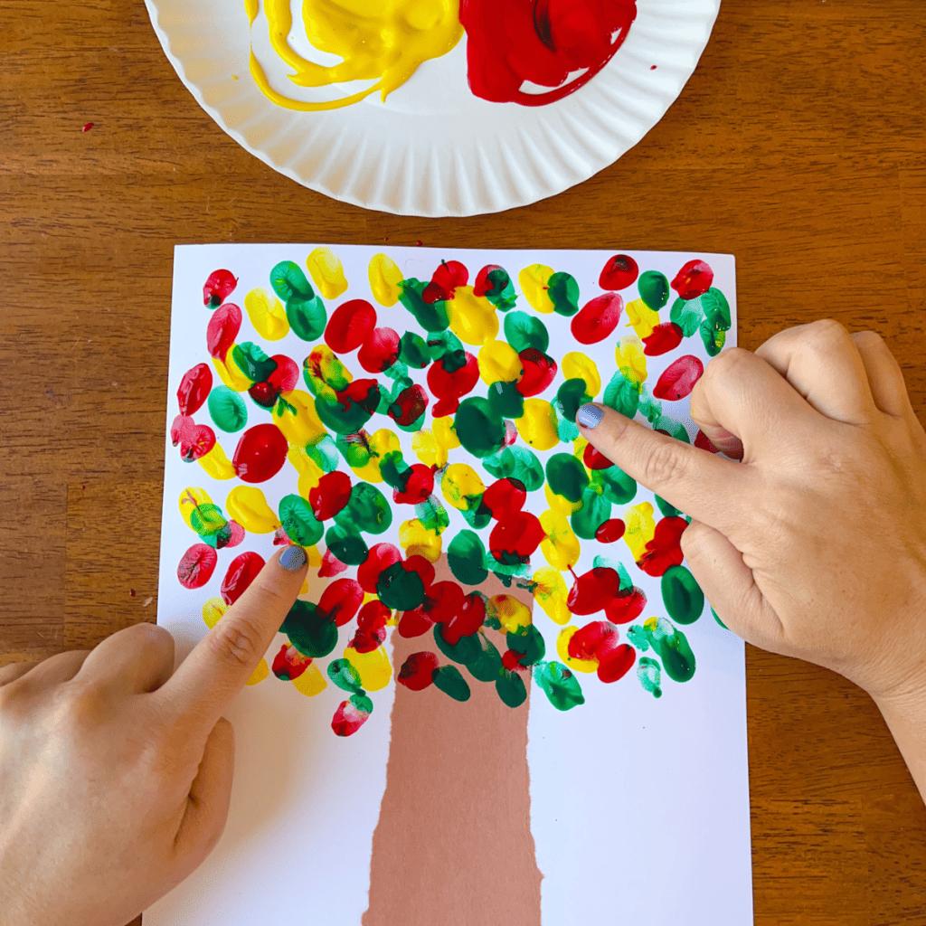 Fingerfarben Baum mit bunten Blättern