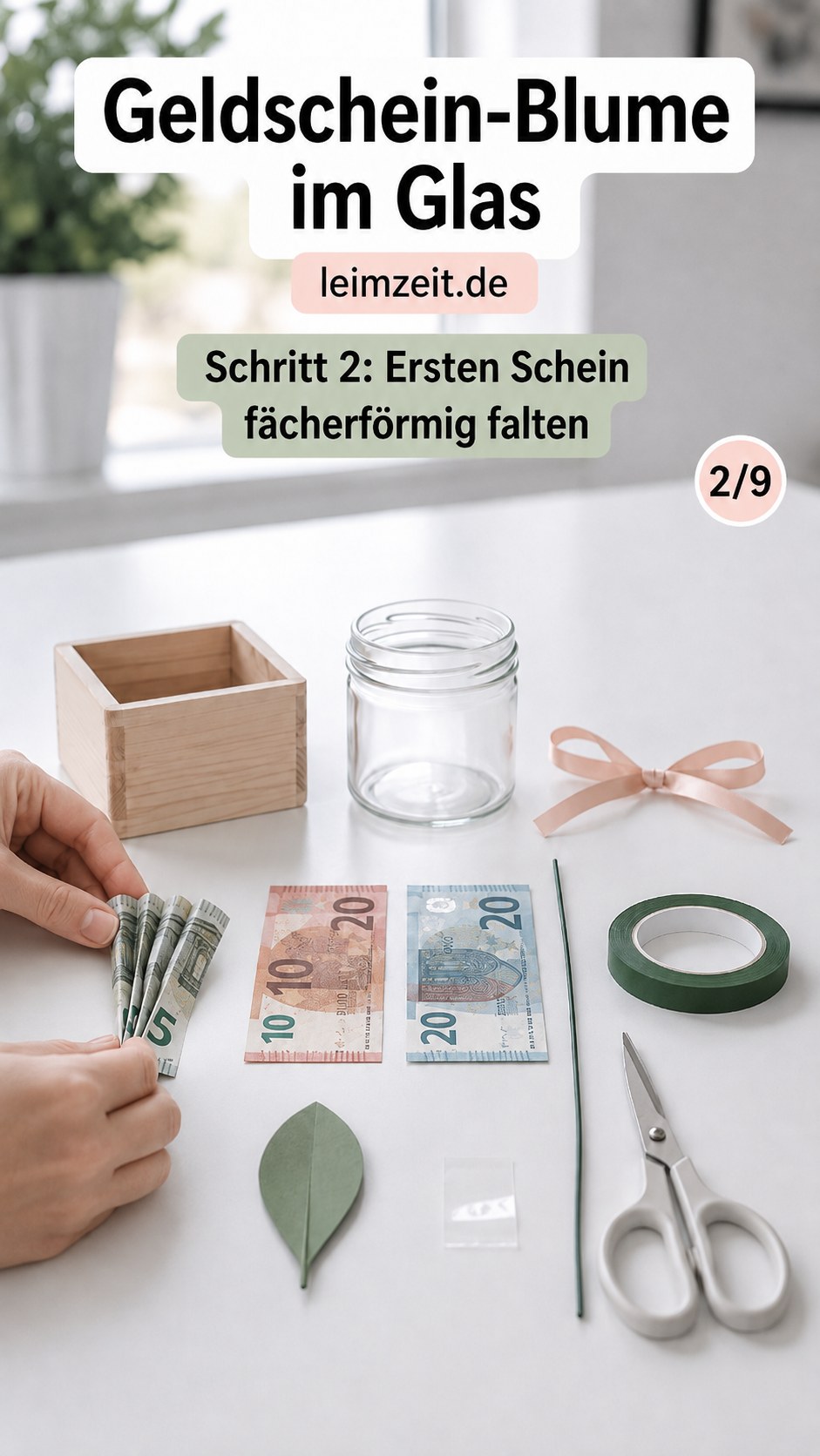 Erster Geldschein wird für die Geldschein-Blume im Glas fächerförmig in gleichmäßige Falten gelegt