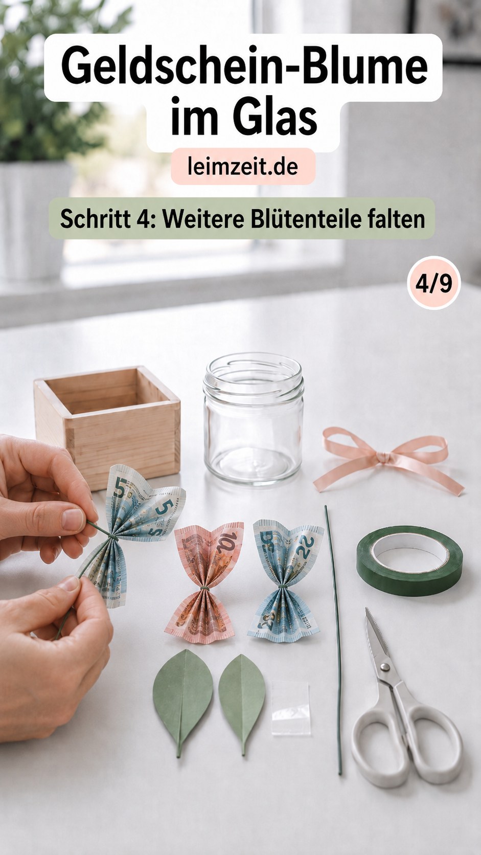 Drei fertig gefaltete Blütenteile aus Geldscheinen liegen nebeneinander für die Geldschein-Blume im Glas