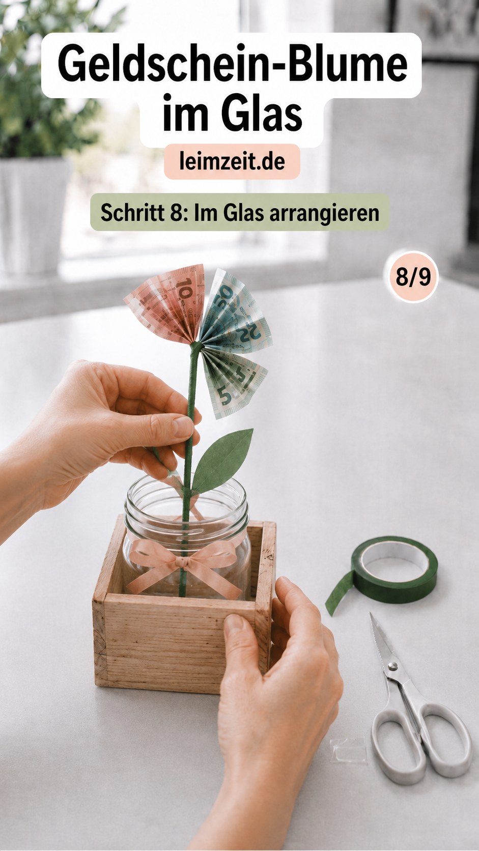 Die fertige Geldschein-Blume wird vorsichtig ins Einmachglas gesteckt und arrangiert