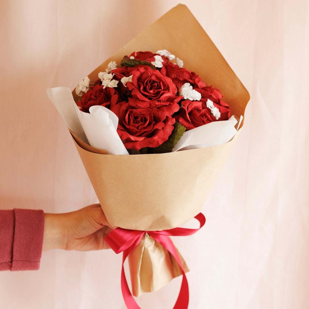 Verpacktes Papierblumen Geschenk mit Dekoration
