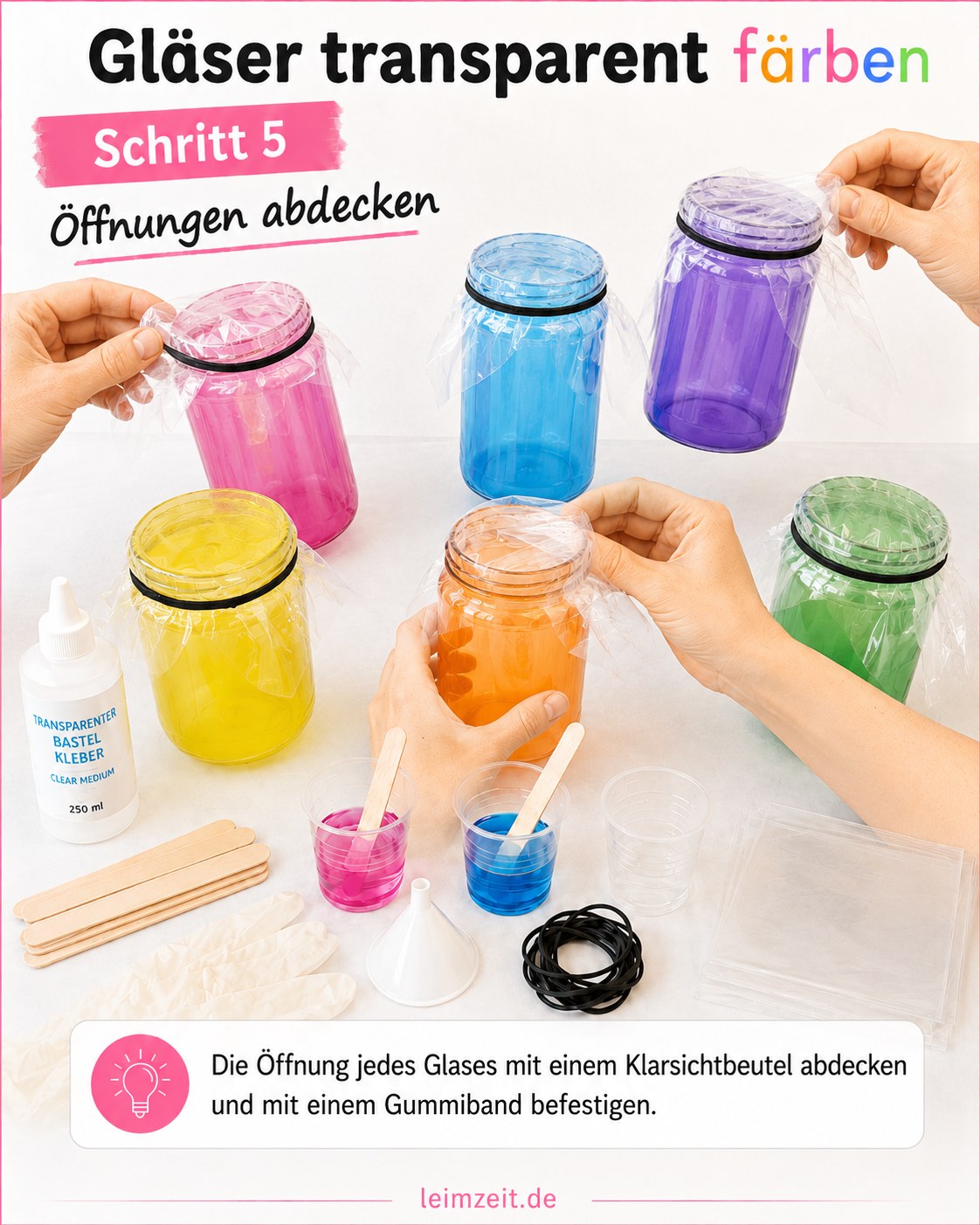 Die Glasöffnung ist mit Klarsichtbeutel und Gummiband abgedeckt, bevor die gefärbten Gläser trocknen können