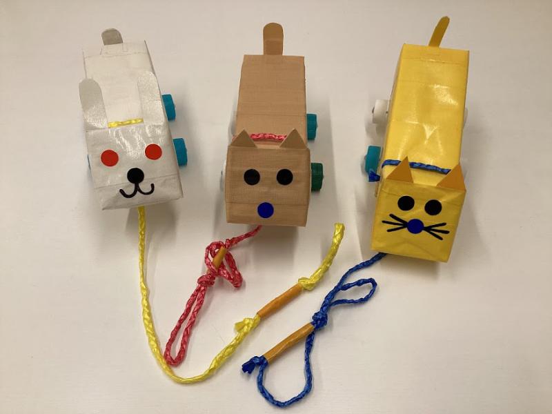 Kartonspielzeug für Kinder