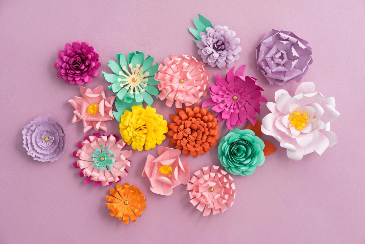 Bunte Papierblumen mit verschiedenen Formen