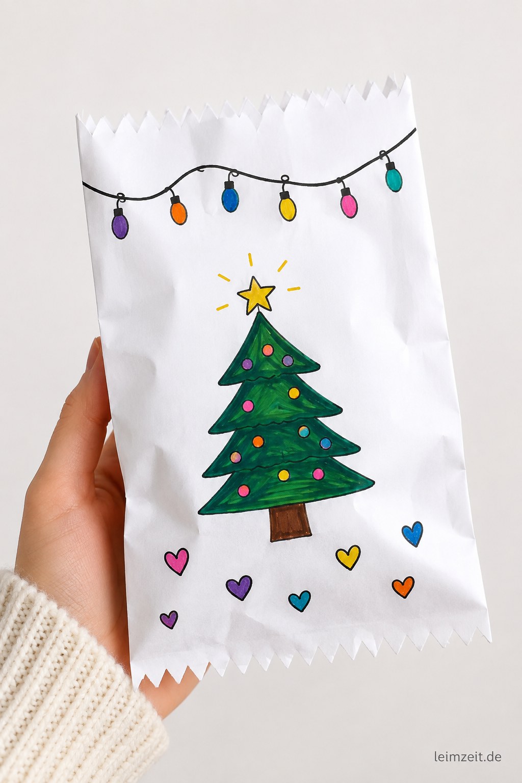 Handbemalte weiße Papiertüte mit Weihnachtsbaum-Motiv als last minute Geschenk selber machen