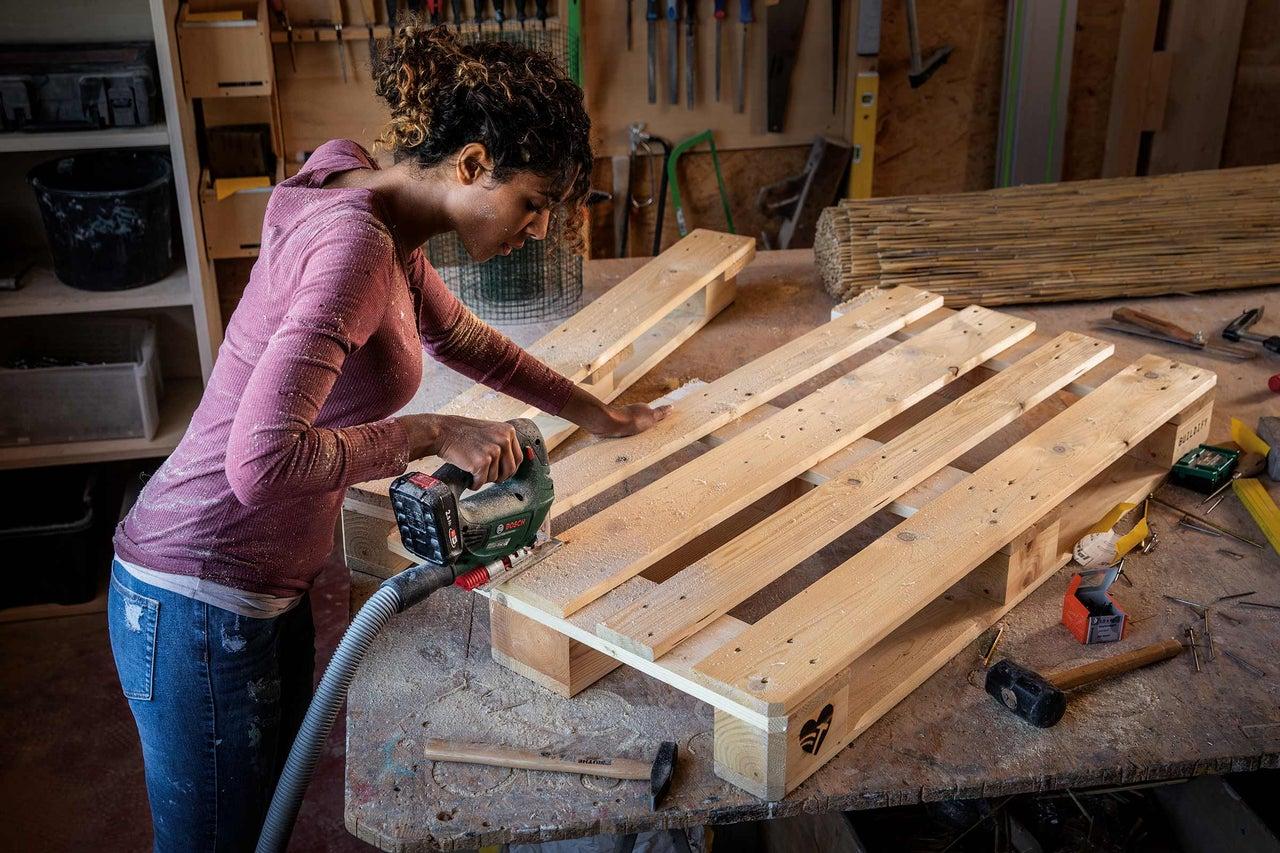Pallet Tisch selber bauen: Anleitung für Anfänger