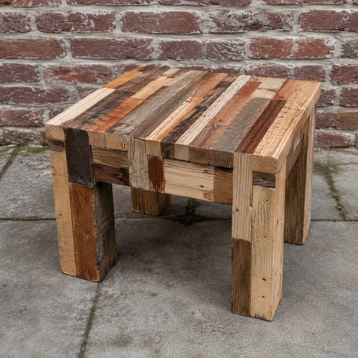 Kleiner Beistelltisch als Möbel aus Resten, Tischplatte aus verleimten Holzstreifen mit sichtbaren Zapfen