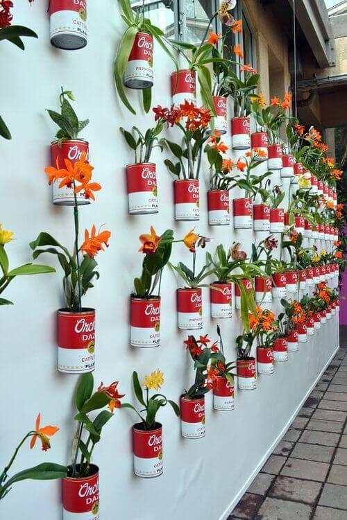 Kreative Blumenwand aus mehreren Dosen