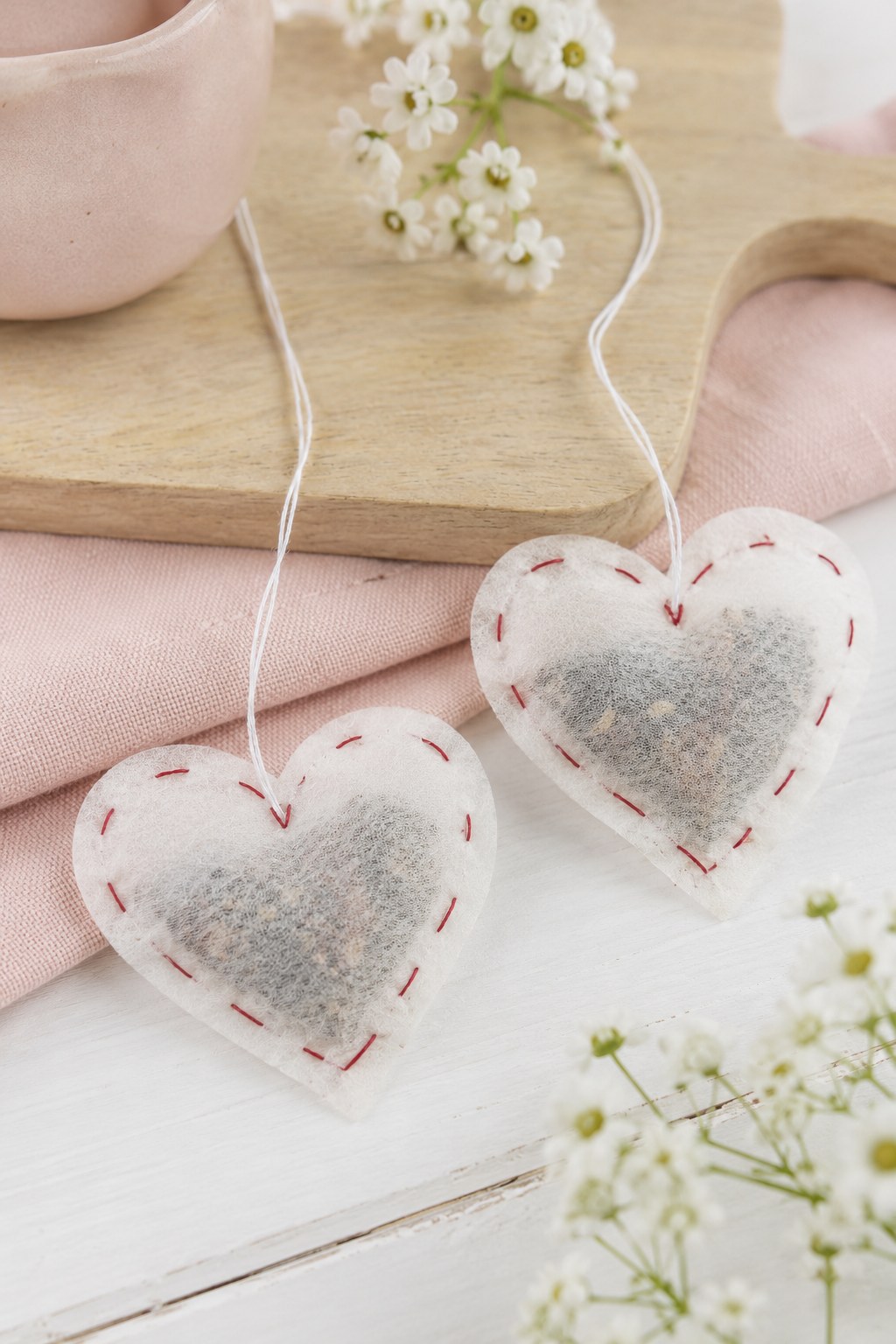 Handgenähte Duftsäckchen in Herzform mit getrockneten Blüten für ein selbstgemachtes Muttertagsgeschenk