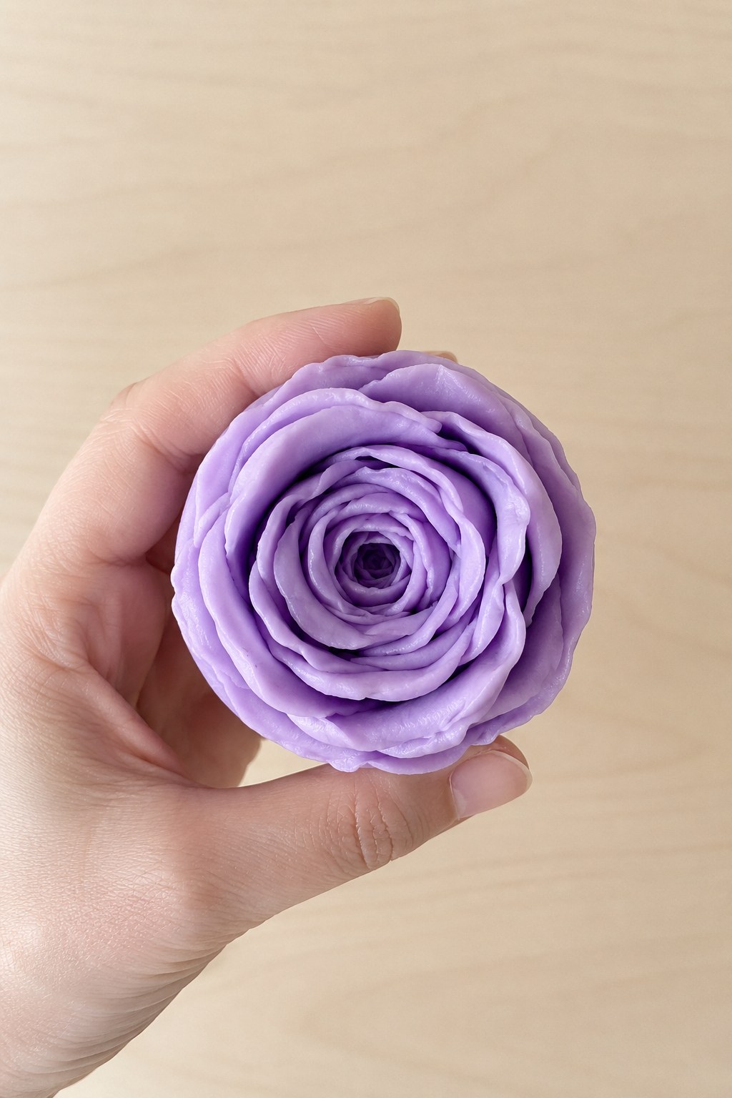 Von Hand geformte violette Rose aus Modellierwachs als dauerhaftes Muttertagsgeschenk