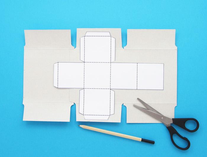 Papier zuschneiden für Geschenkbox