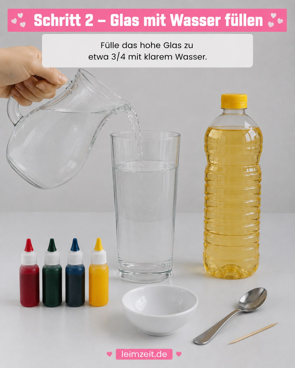 Wasser wird für das Regenbogen Wasser Experiment zu drei Vierteln in ein hohes Glas gegossen
