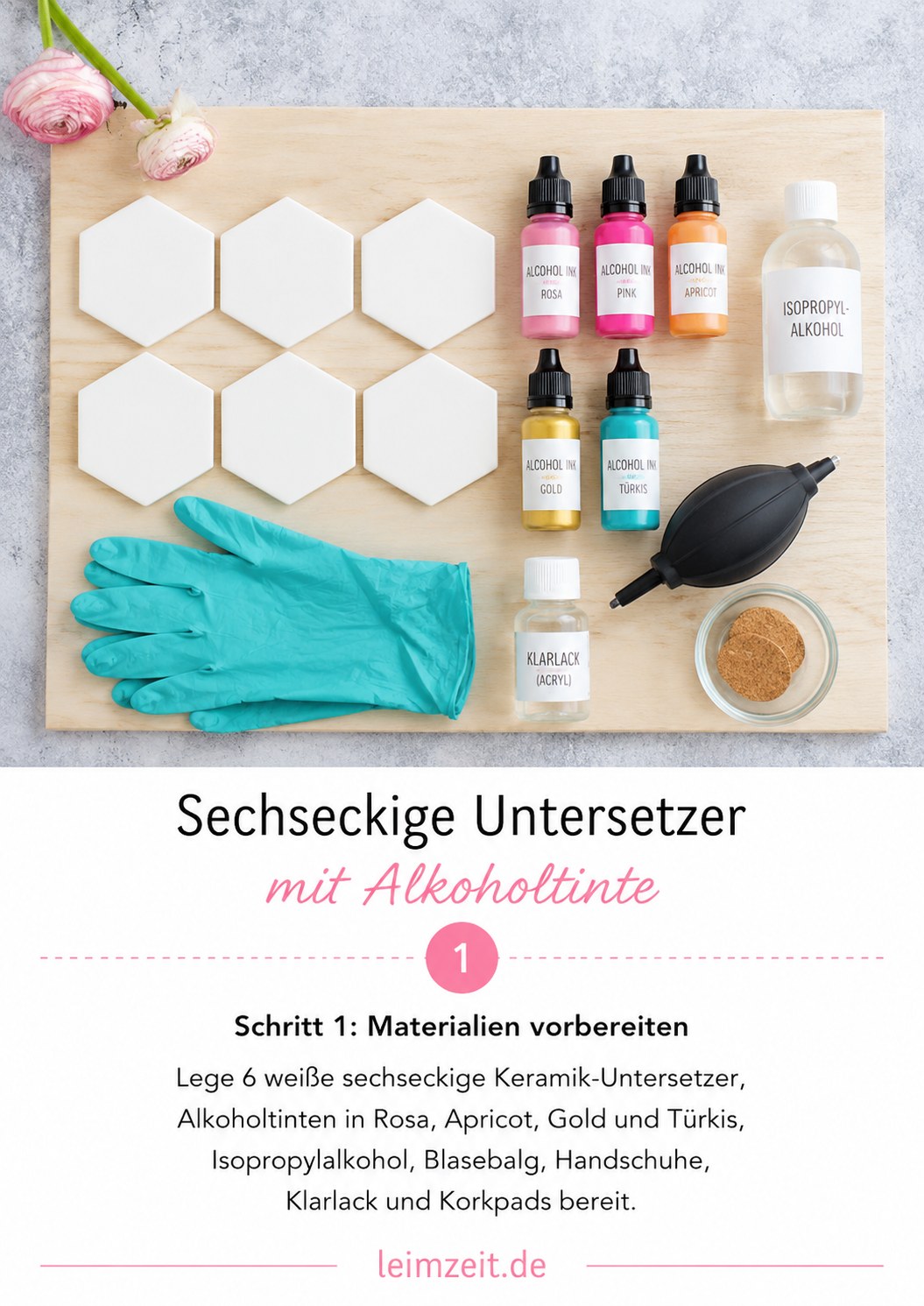 Materialien für sechseckige Untersetzer mit Alkoholtinte, Fläschchen und Blasebalg auf Holzunterlage