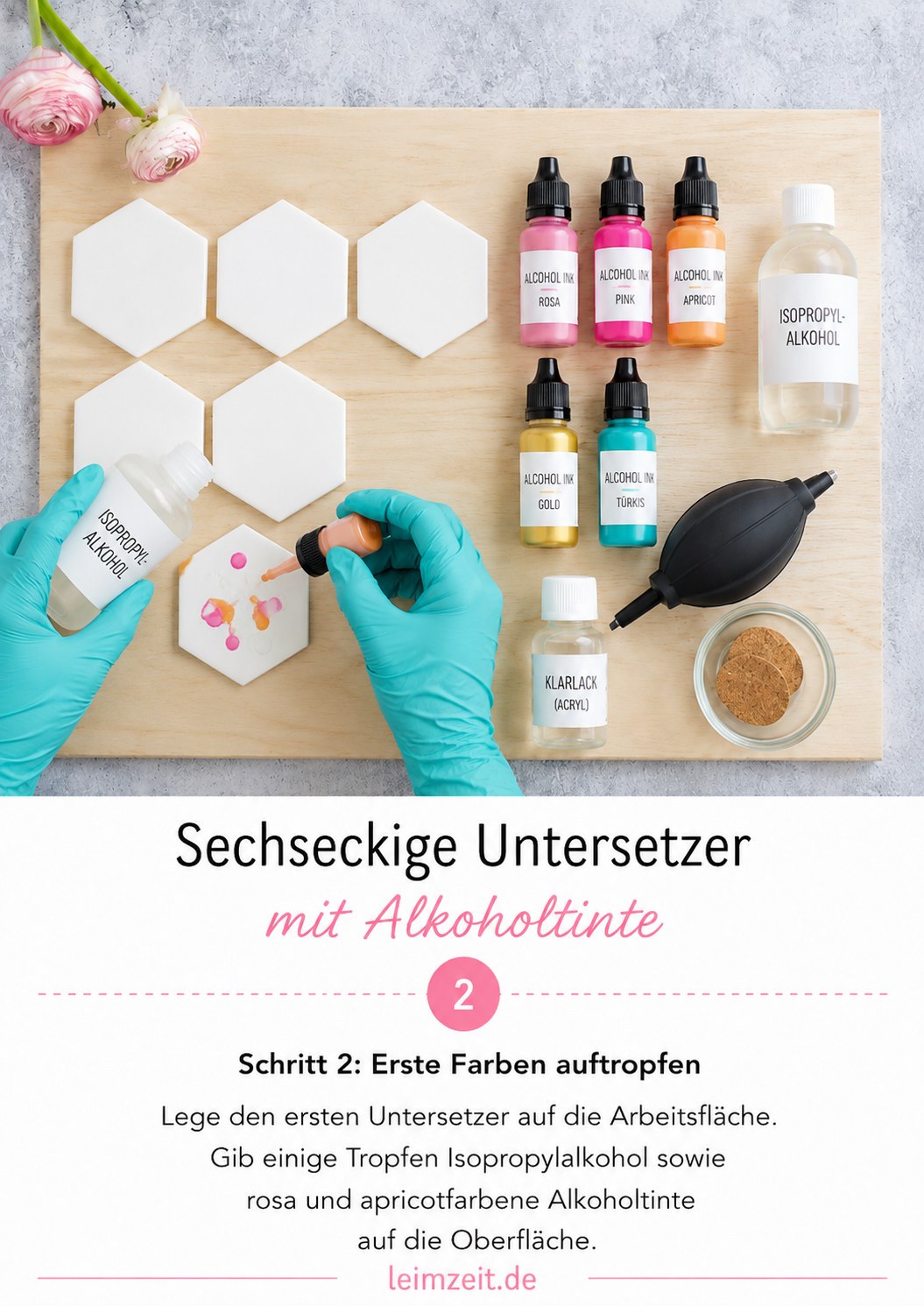 Erste Tropfen Alkoholtinte in Rosa und Apricot auf glasiertem Keramik-Untersetzer aufgetragen