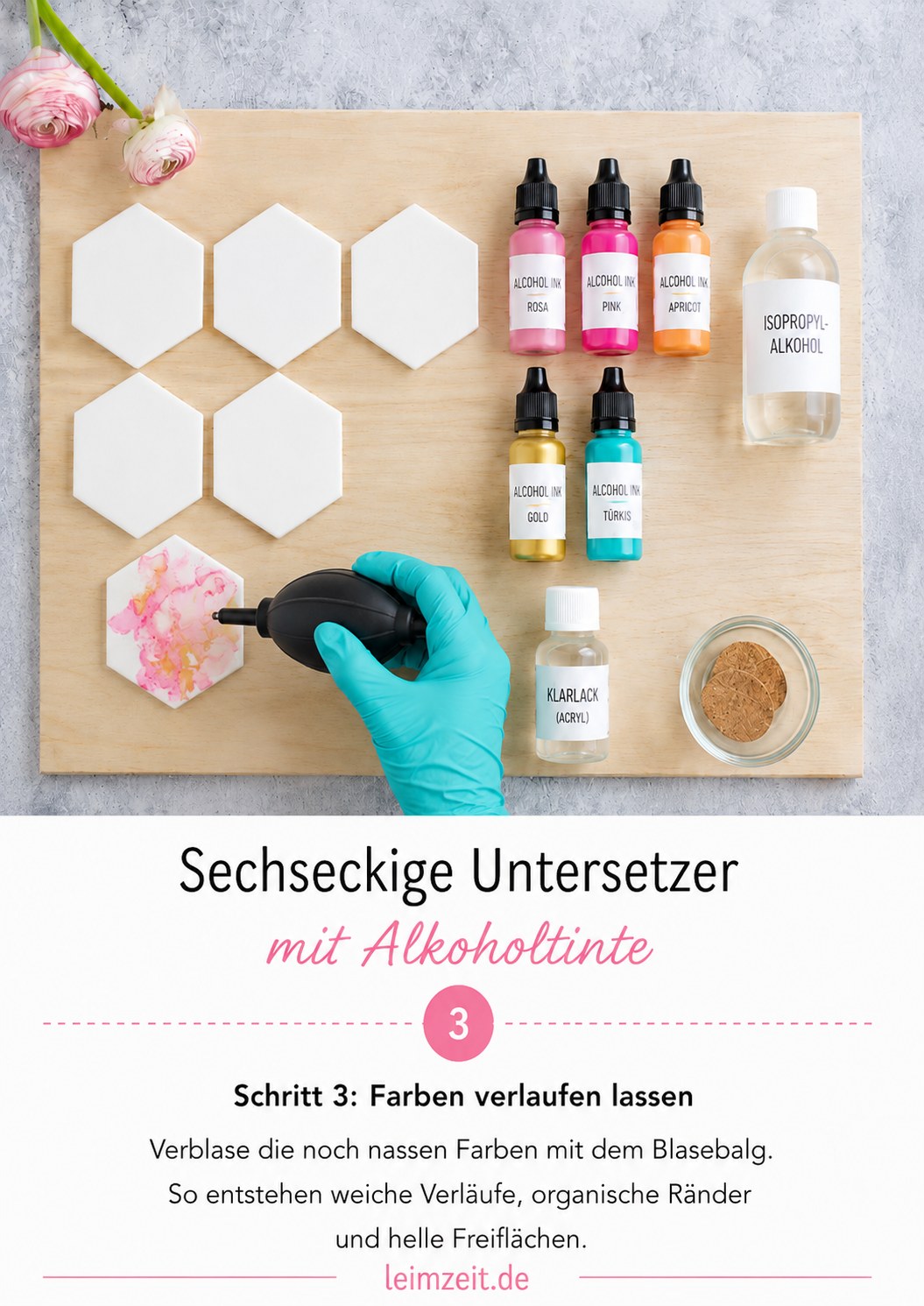 Blasebalg verwischt nasse Alkoholtinte zu weichen marmorierten Verläufen auf dem Untersetzer