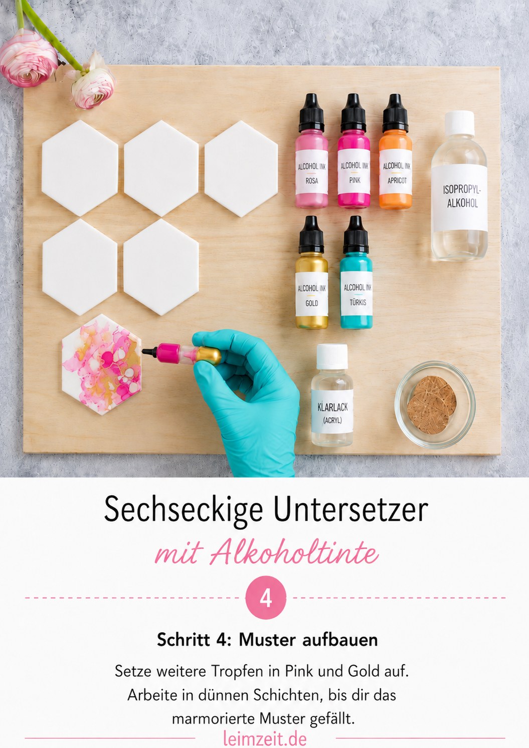 Weitere Farbschichten in Pink und Gold werden mit Pipette auf den Untersetzer aufgetragen