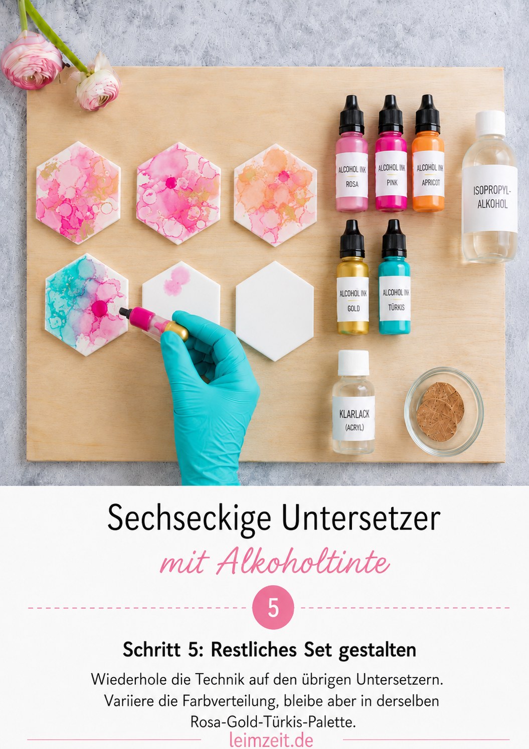 Fünf sechseckige Untersetzer mit Alkoholtinte in unterschiedlicher Musterverteilung fertig gestaltet
