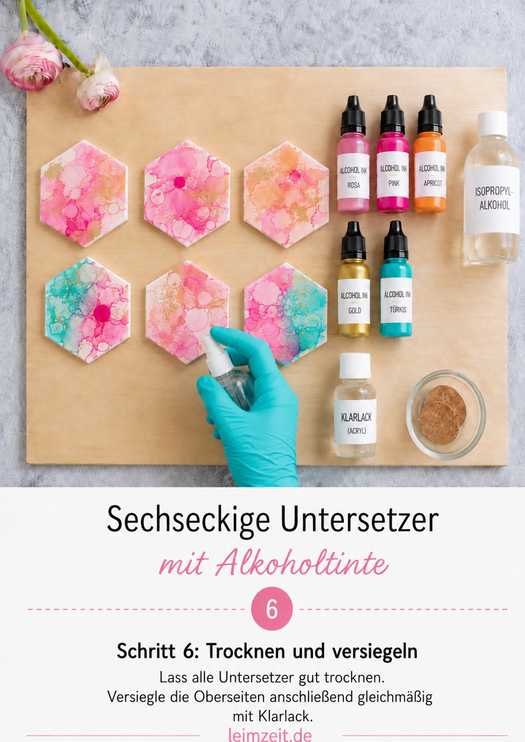 Klarlack wird gleichmäßig auf die getrockneten Untersetzer mit Alkoholtinte gesprüht