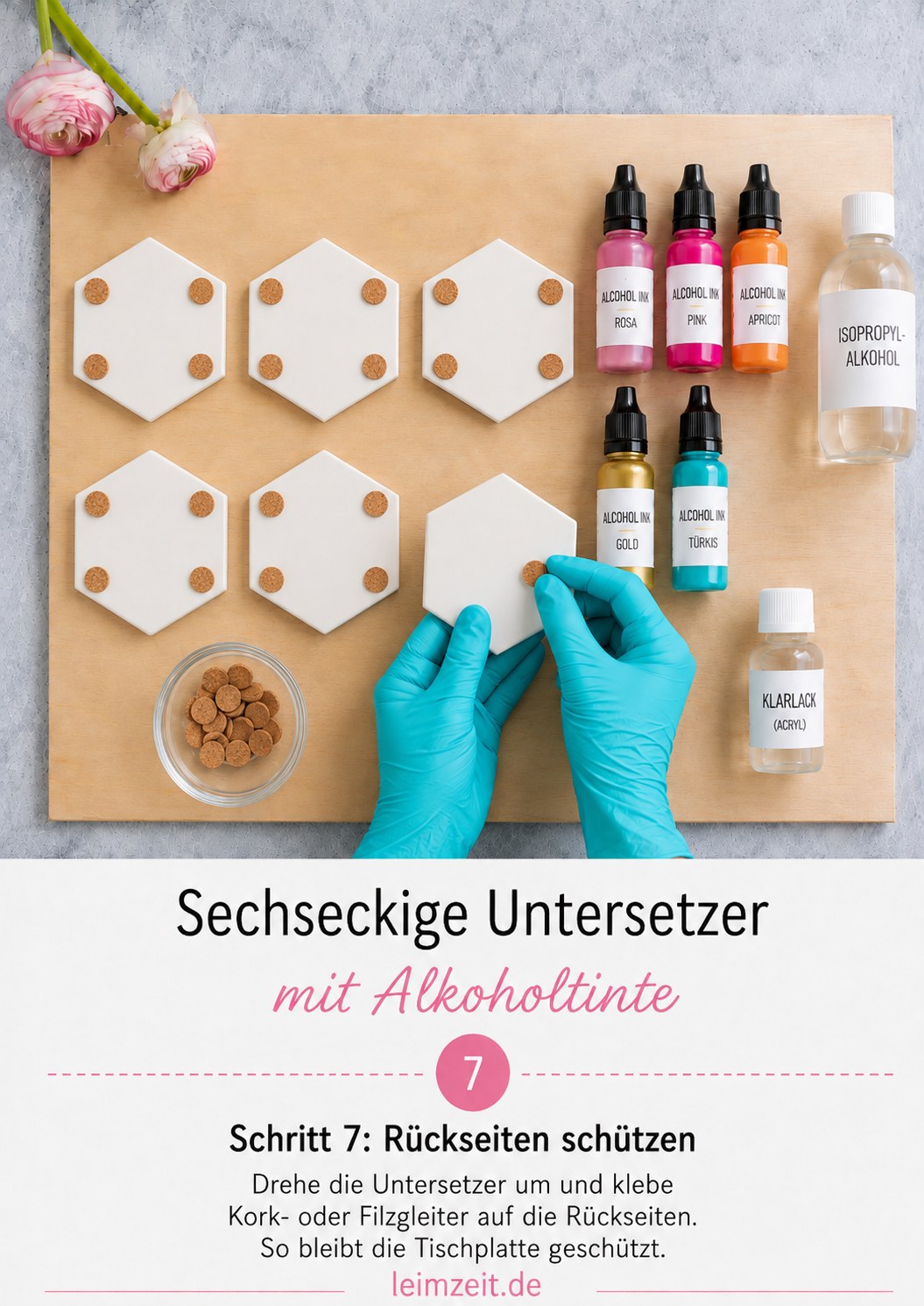 Kork-Gleiter werden auf die Rückseite eines Untersetzers mit Alkoholtinte geklebt