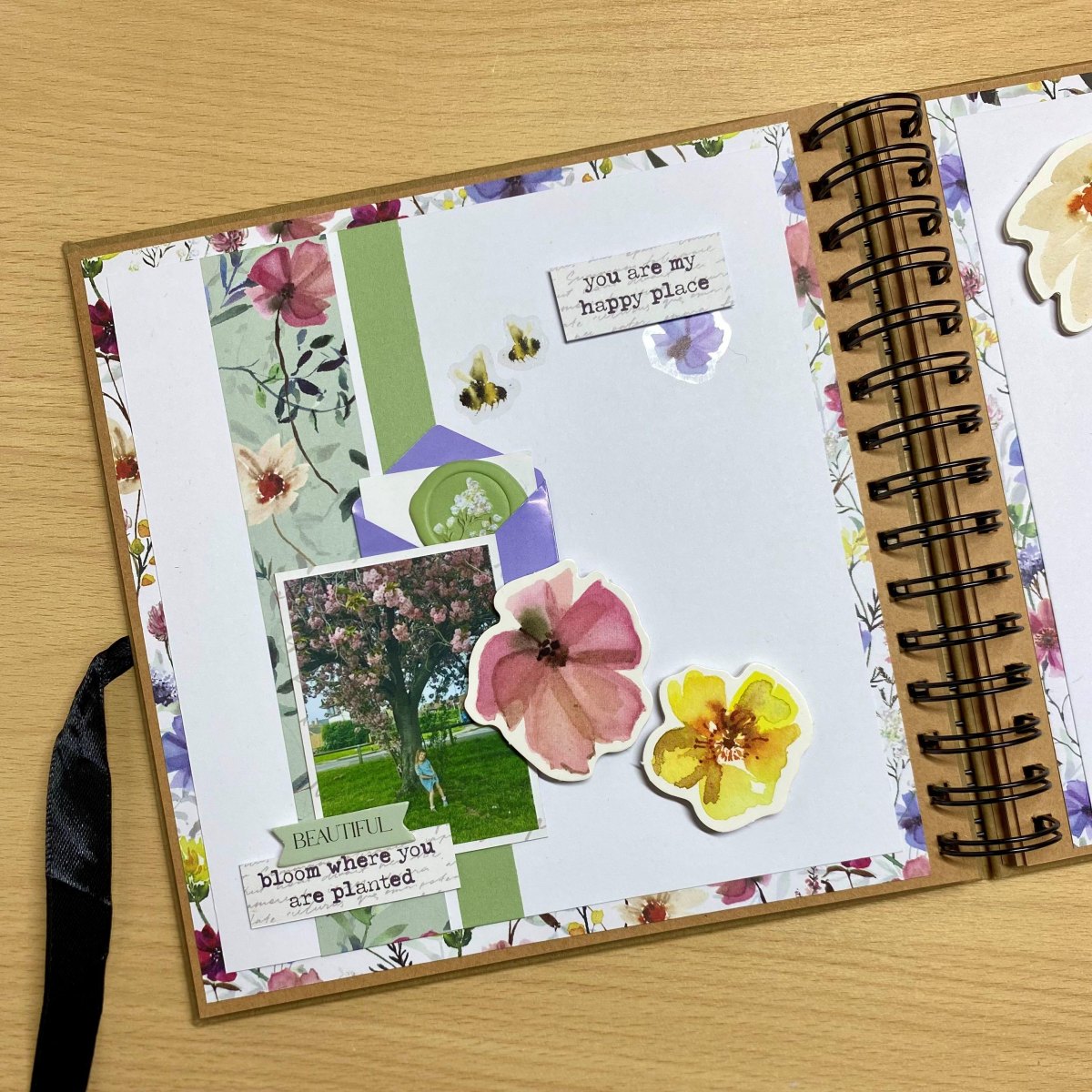 Dekorierte Scrapbook Seite mit Stickern