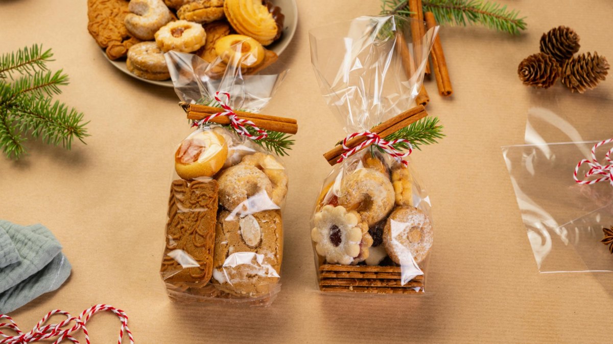 Weihnachtsplätzchen verpackt als Geschenk