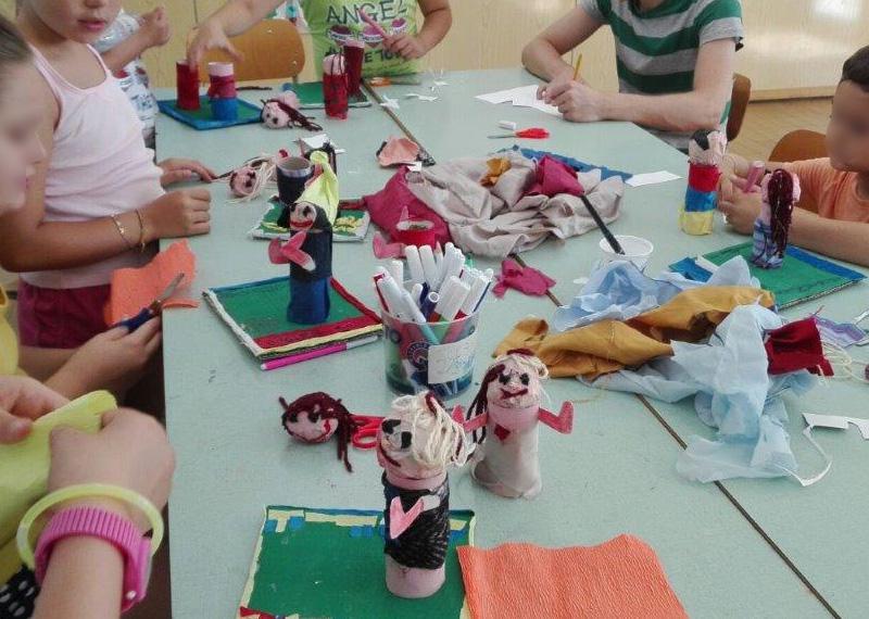 Kinder basteln Stoffpuppen