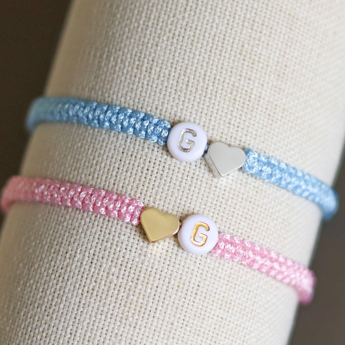 Armband mit Initial Anhänger