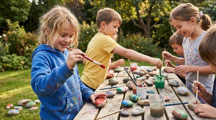 Kinder bemalen Steine
