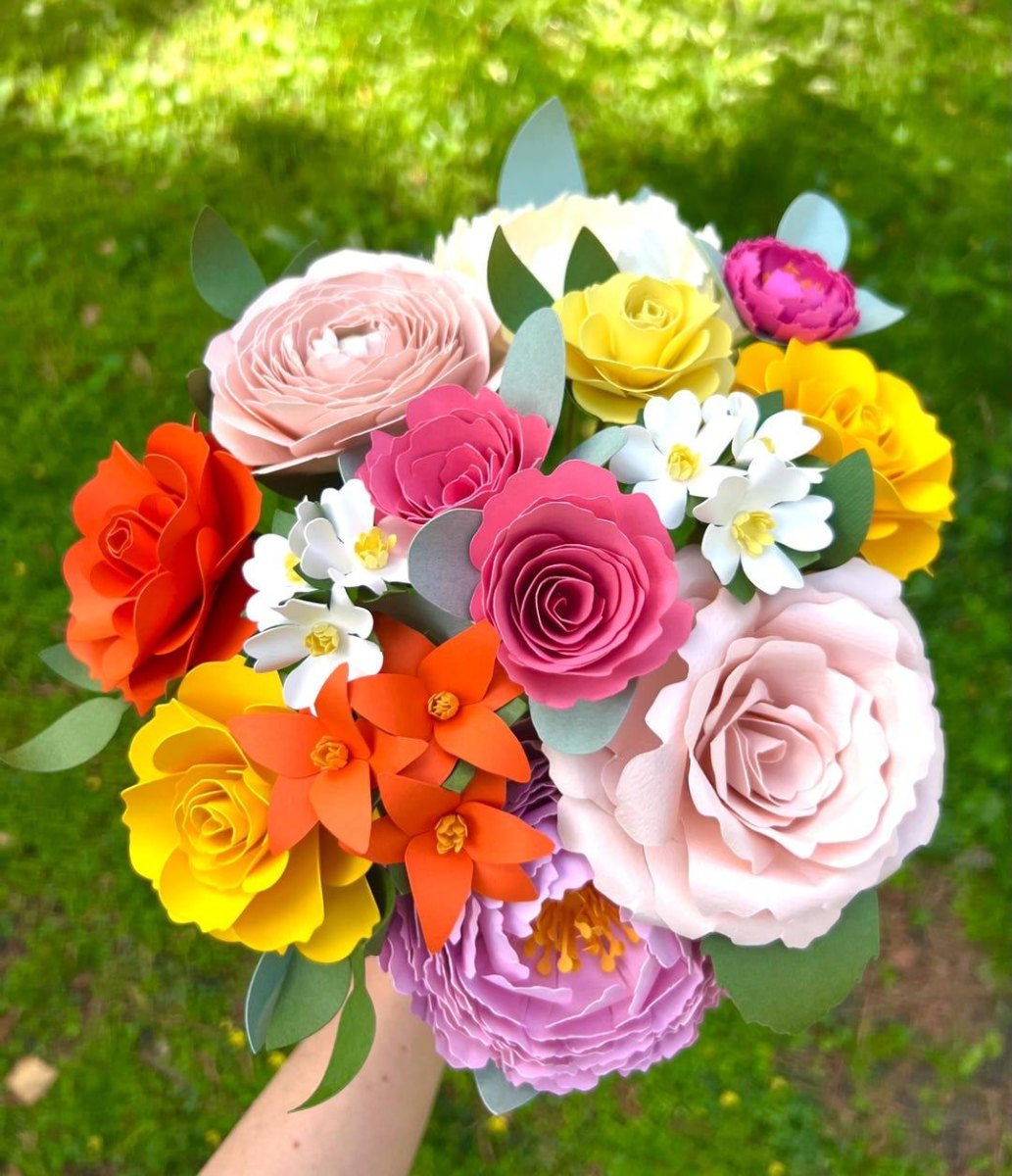 Bunter Papierblumenstrauß kombiniert