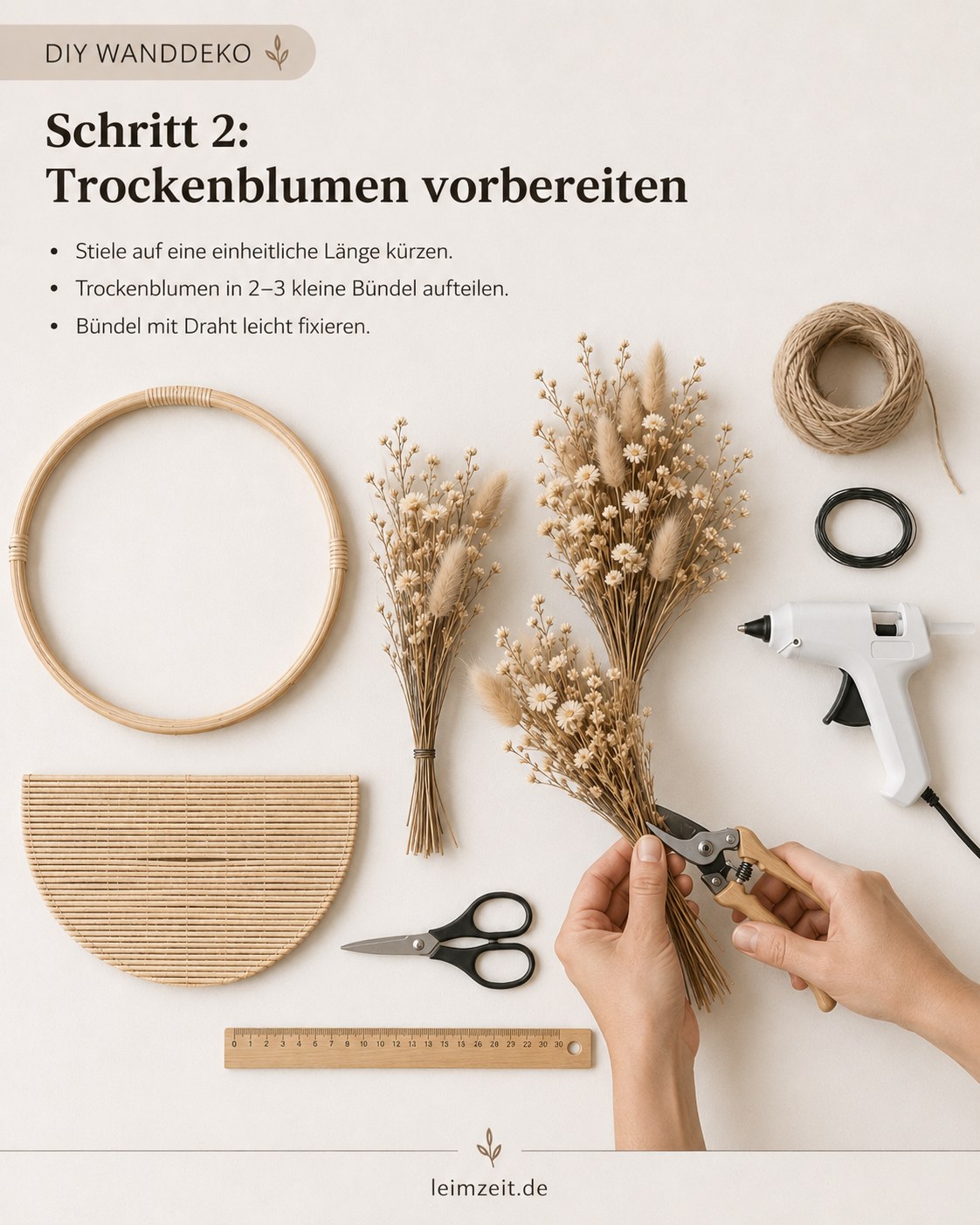 Hände bündeln Trockenblumen für die runde Bambus-Wanddeko und kürzen die Stiele mit der Rosenschere